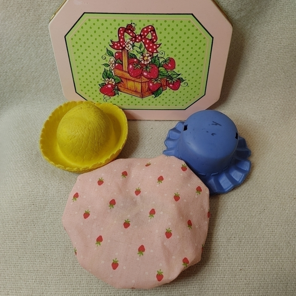 𝅺original Strawberry Shortcake Set with Vintage Tin and Giant Strawberry! - Picture 10 of 16